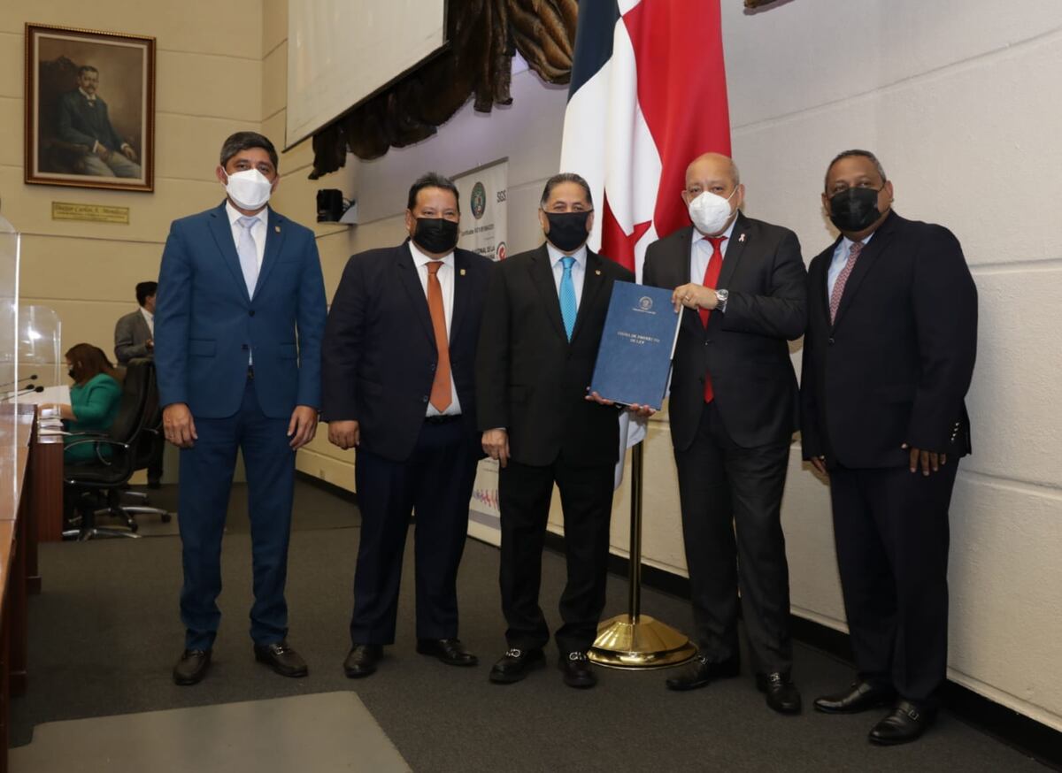 Panameña acude a Caso Cerrado. Hombre que conoció por Facebook la tenía de esclava de sus bajos instintos