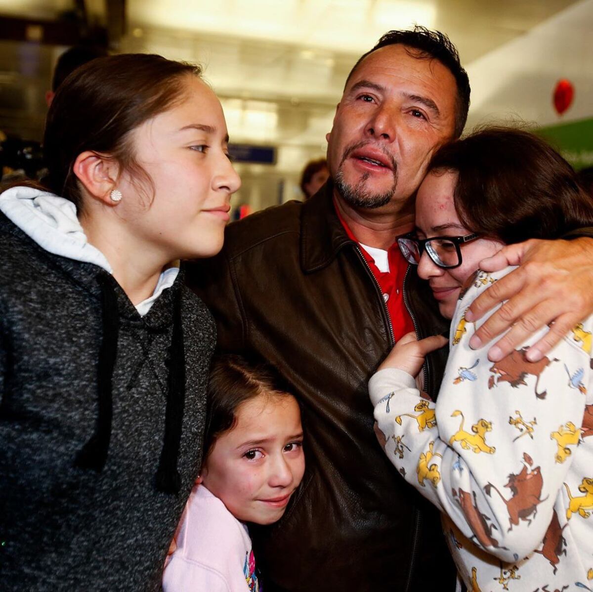 Tras año y medio de ser separados en EEUU, nueve padres migrantes deportados lograron reunirse con sus familiares