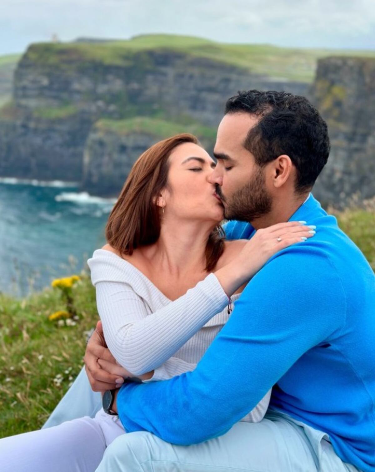 Presentador de tv, Domil Leira y Cuqui Pretelt anuncian su compromiso: ¡El amor triunfa en Giant’s Causeway!