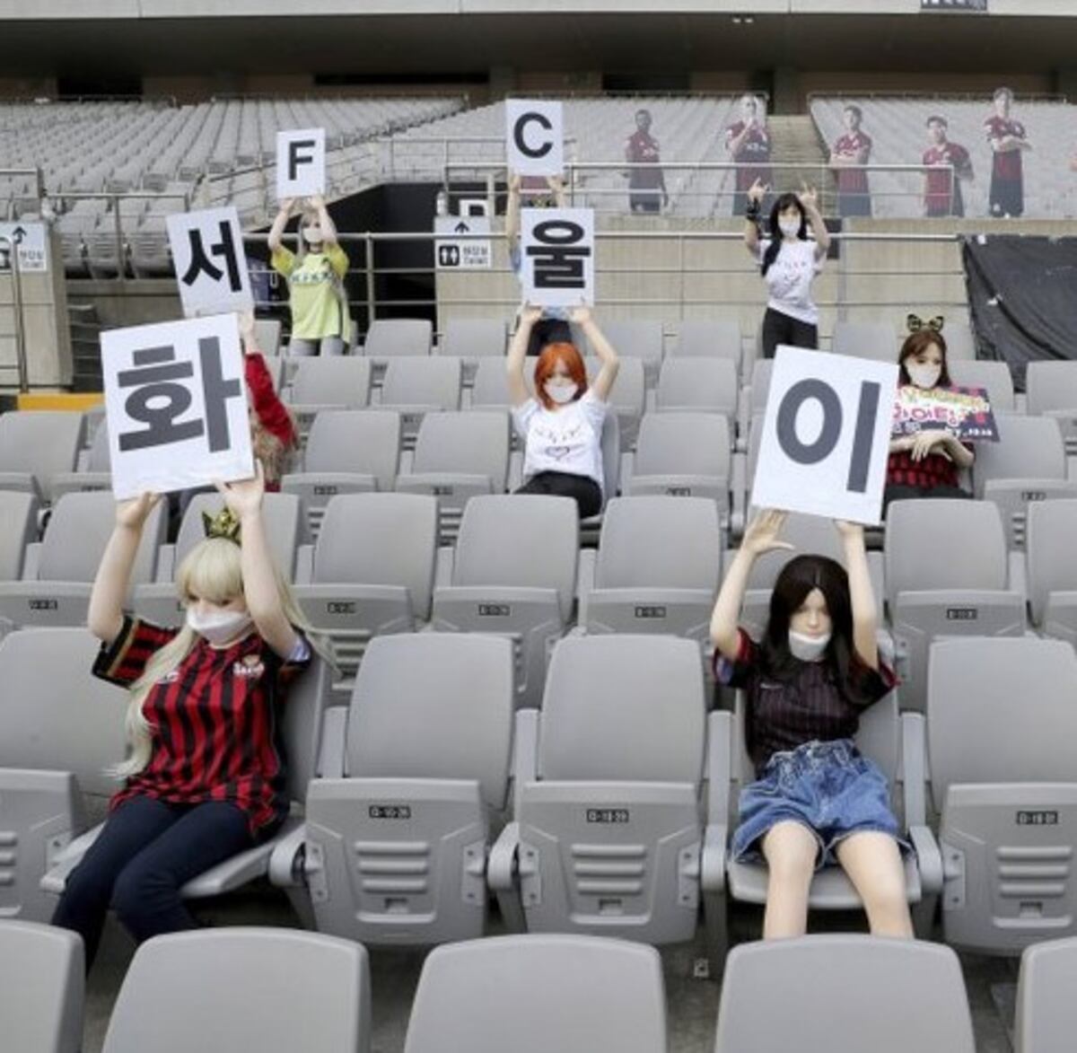 Equipo que colocó muñecas para adultos en las gradas enfrenta serias sanciones