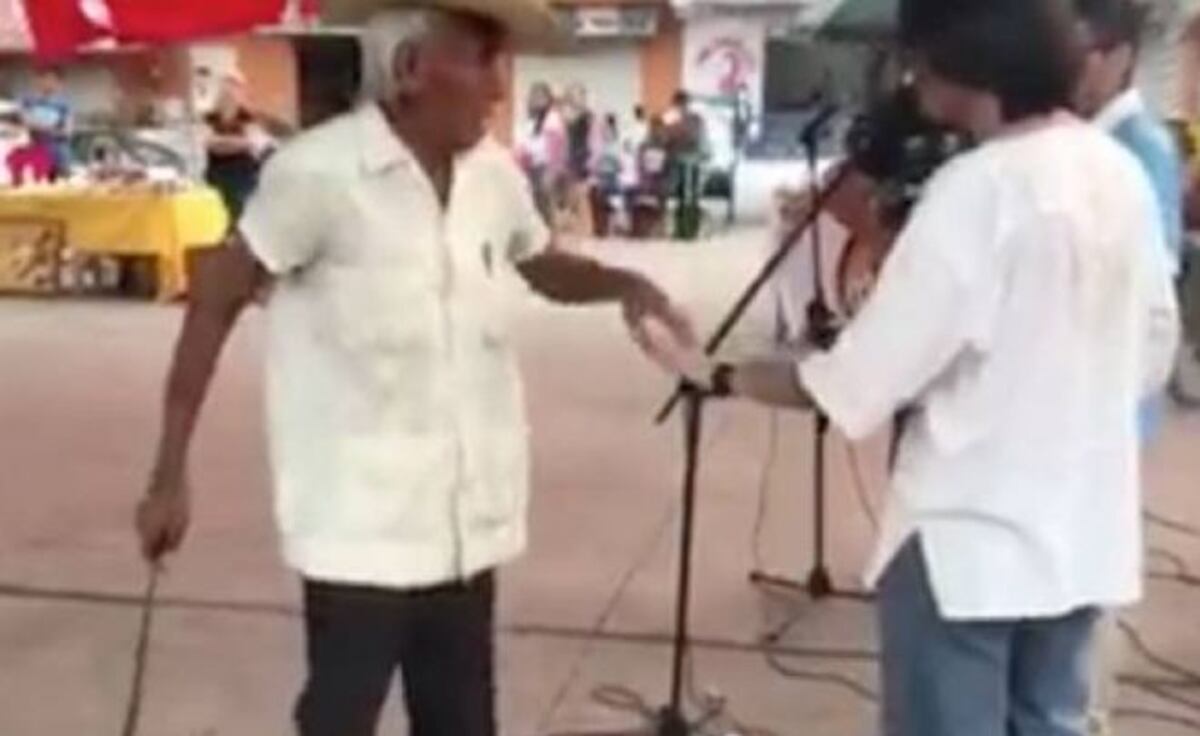 Con machete en mano, anciano impide concierto de rock (+Video)