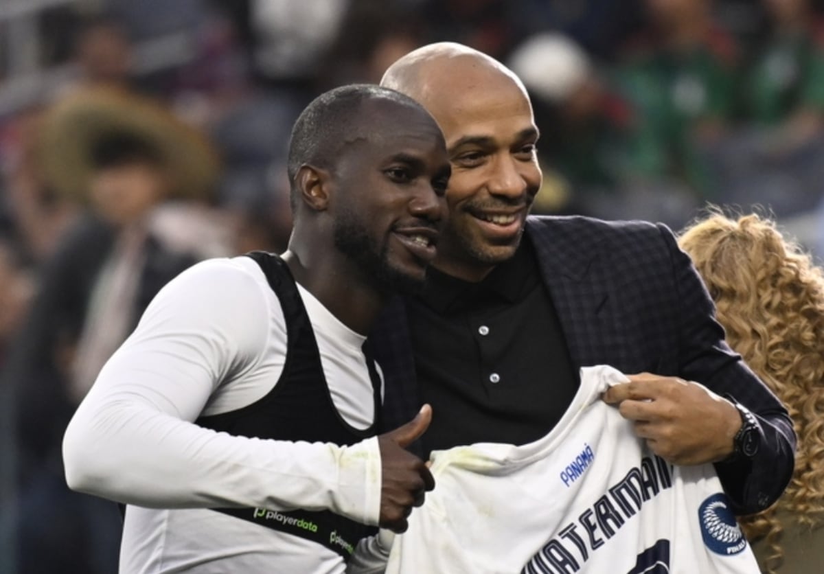 Thierry Henry cumple su promesa y entrega camiseta del Arsenal a Cecilio Waterman