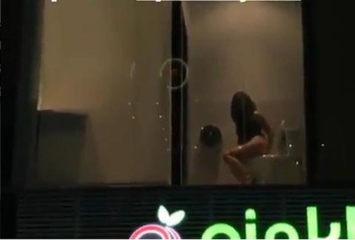 ¡CUIDADO! Mall con pared transparente, deja a incautos al descubierto en el baño