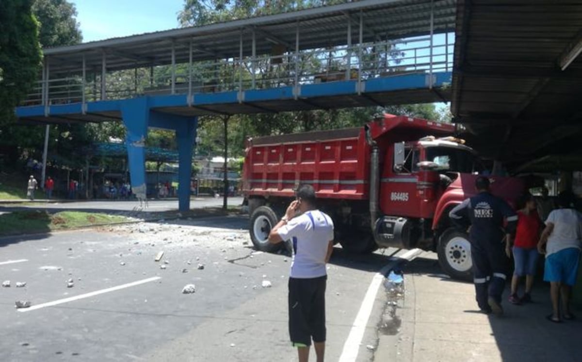 VIDEO: Camión se estrella contra puente peatonal frente a Complejo Hospitalario