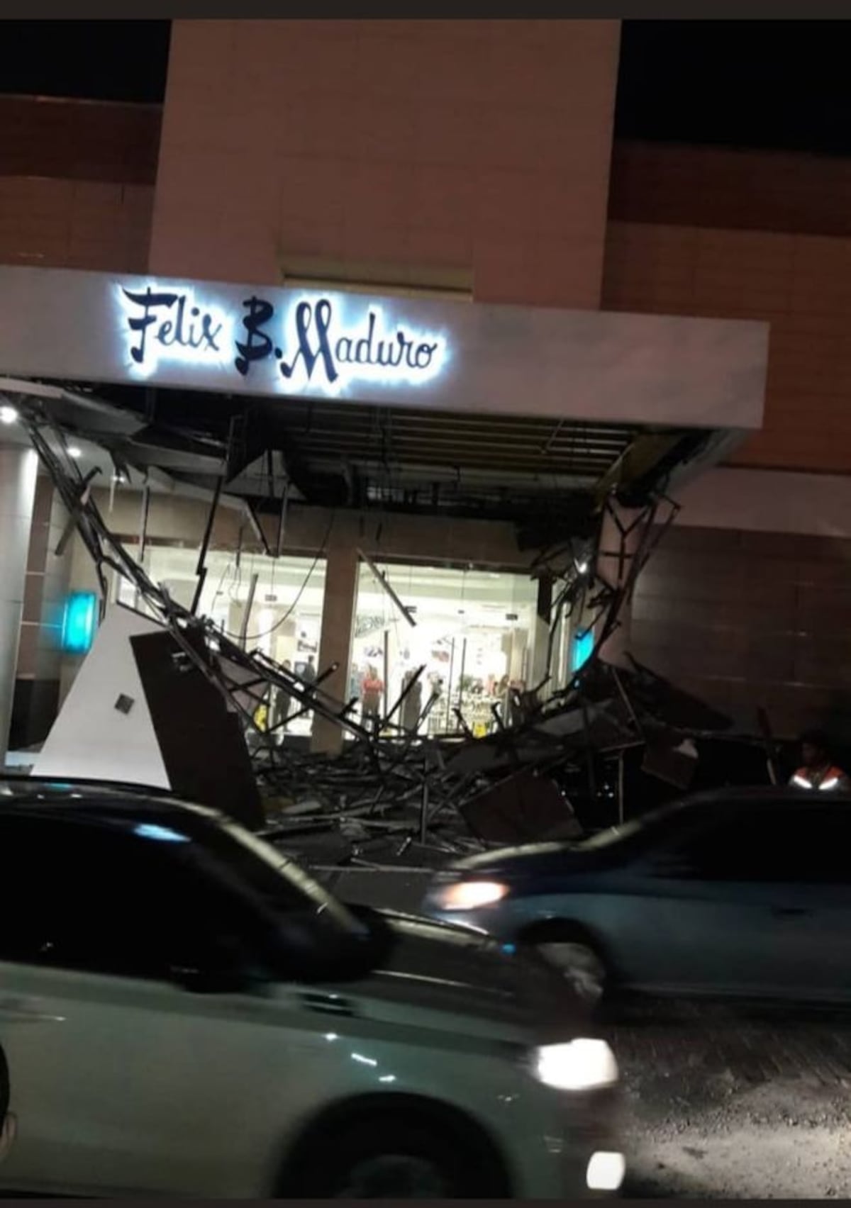 Se desploma techo de almacén en Multiplaza | VIDEO