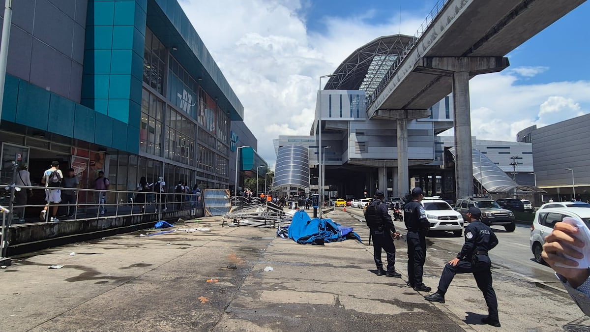 ‘Nos quitaron el pan de la boca, nos tiraron como perros a la calle, el pueblo está triste’: desalojan a buhoneros en San Miguelito antes de Navidad
