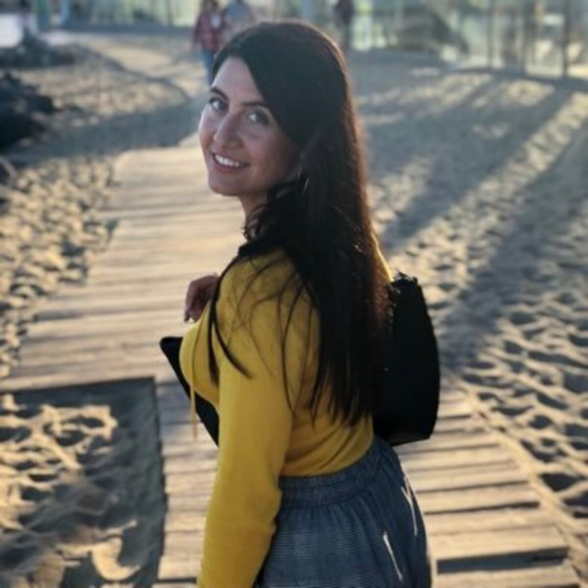 Se sentó al lado del amor de su vida en un avión y lo busca mediante las redes