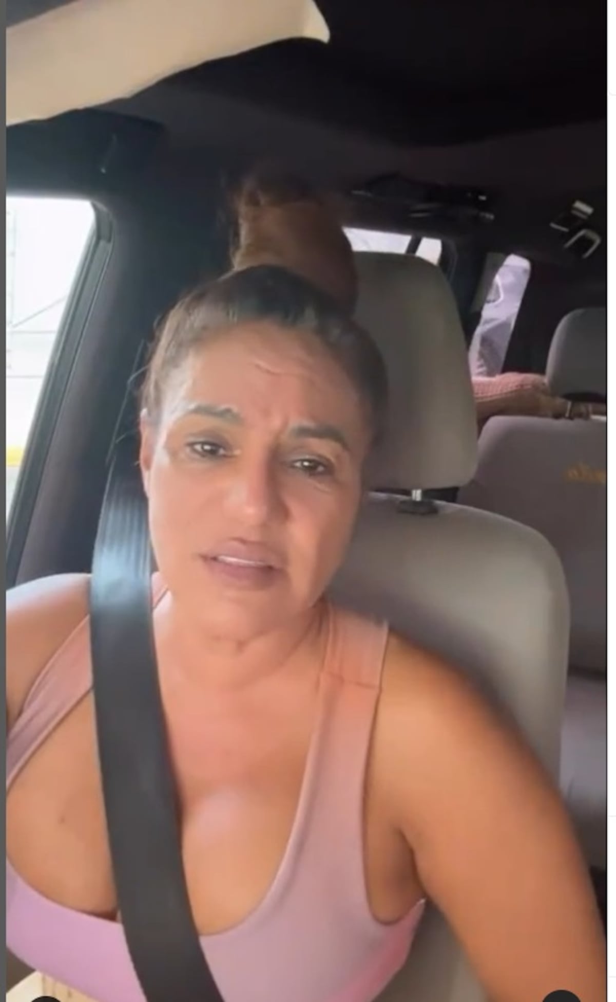 Sandra anda deprimida. Descubre algo que la tiene muy preocupada. Video