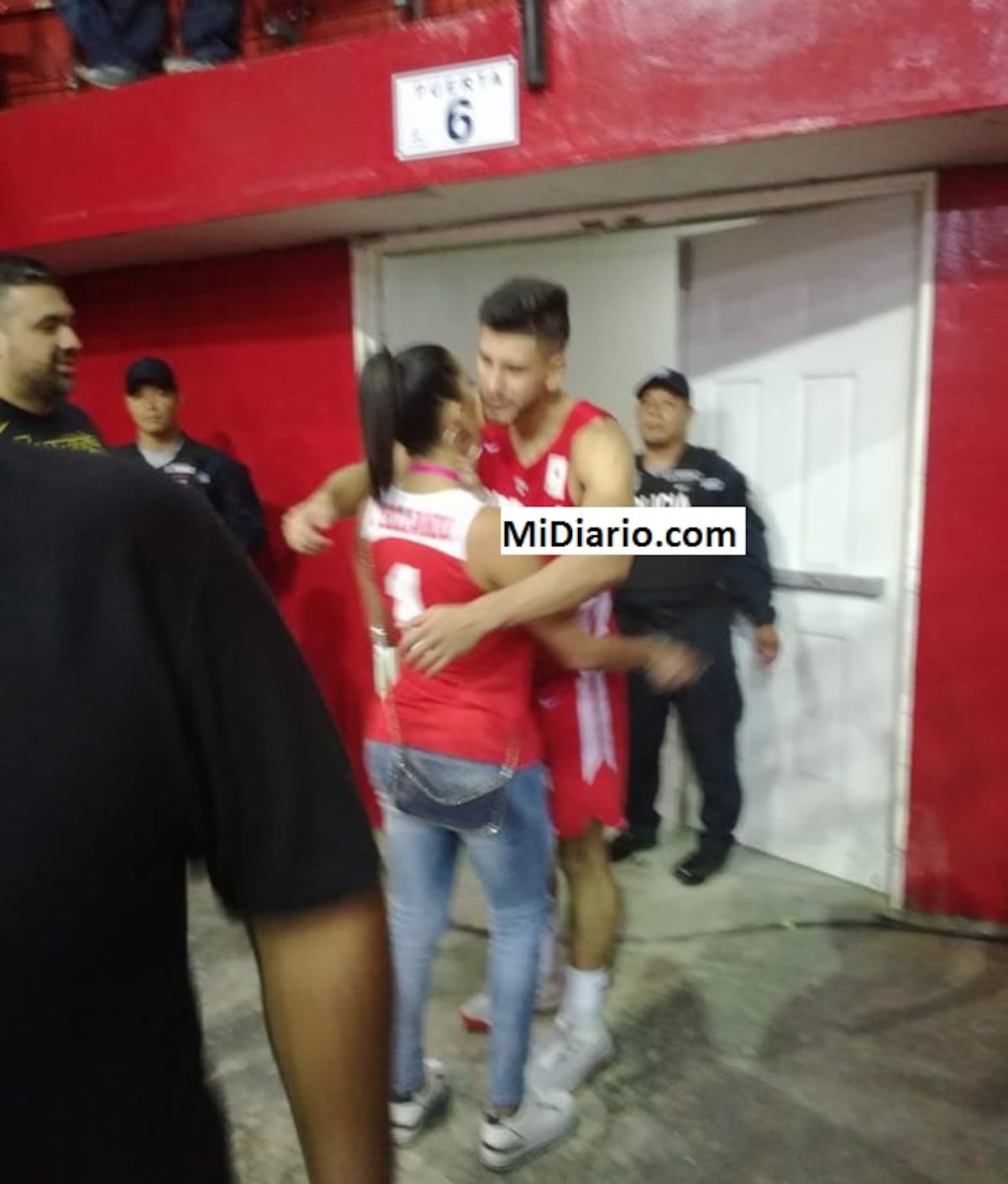 Sorprenden a presentadora de TV con jugador de la Selección. Chequea...