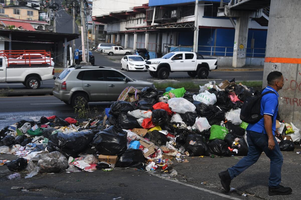 Qué porquería. Entre ‘buco’ de basura celebran Día de las Madres en San Miguelito. +Fotos