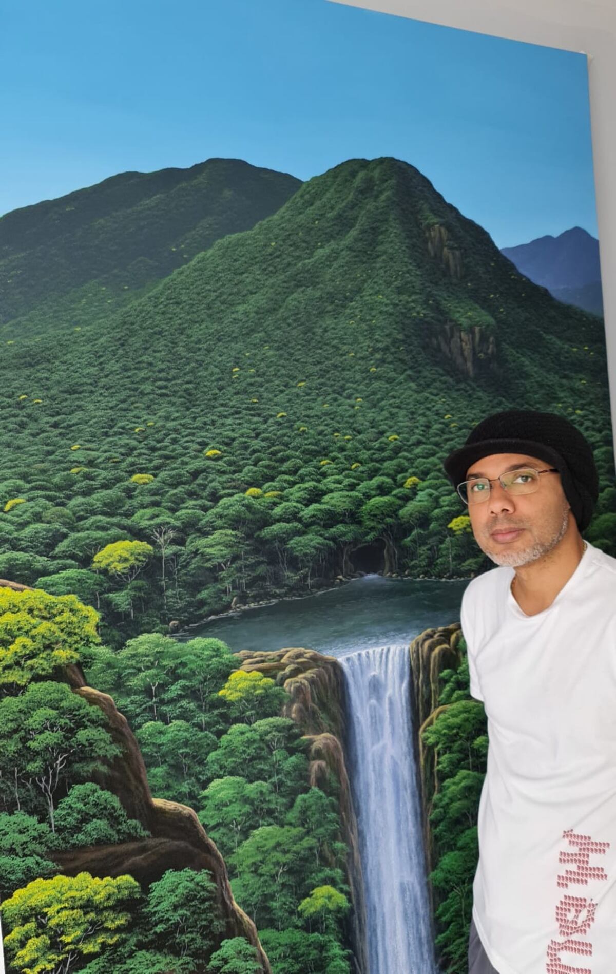 Colonense se destaca y expone sus pinturas en Nueva York en pleno Jueves Santo. Vea lo que pasa