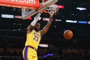 LeBron fija récord de triple-doble, Lakers vencen a Thunder