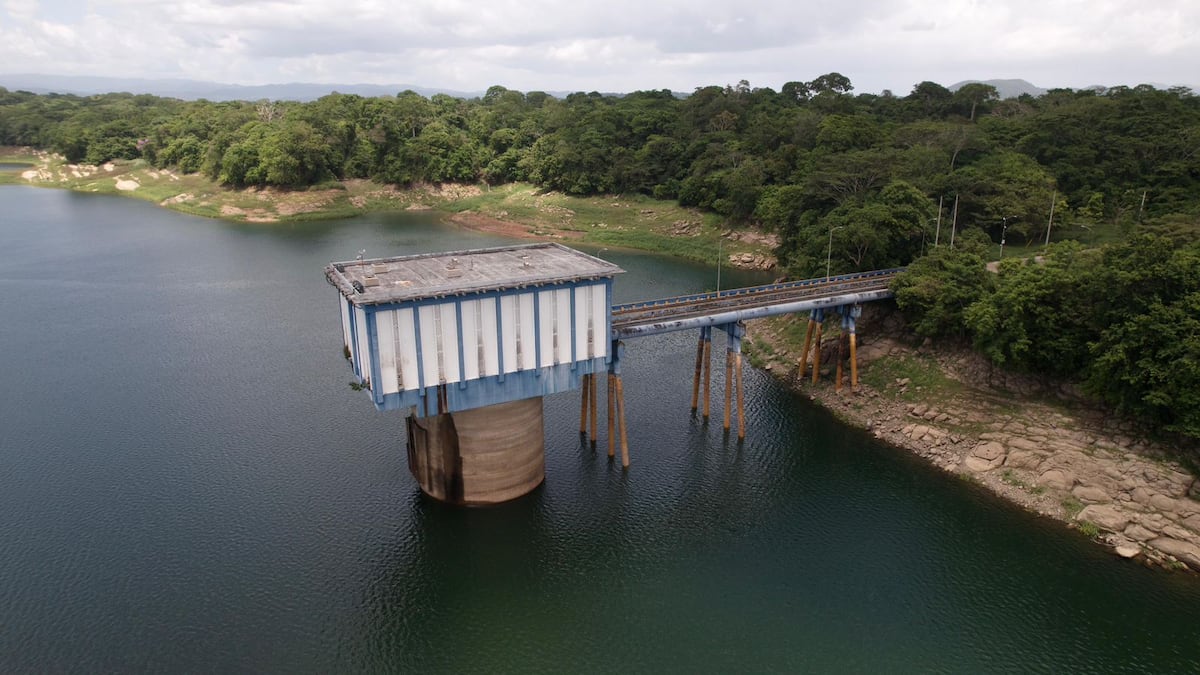 Comunidades a orillas del lago Alajuela enfrentan dificultades por mal estado de la vía