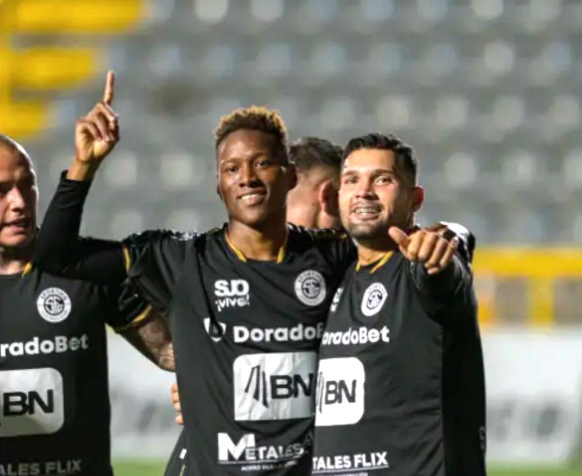 Víctor Medina se une a la selección de Panamá con grandes expectativas 