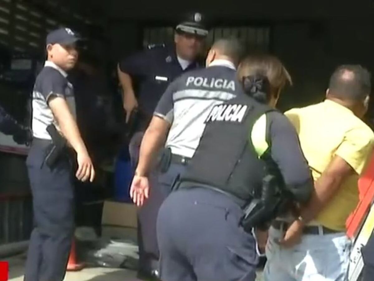 Mujeres rompen en llanto del pánico. Las privan de libertad para robarles. Policía los atrapa