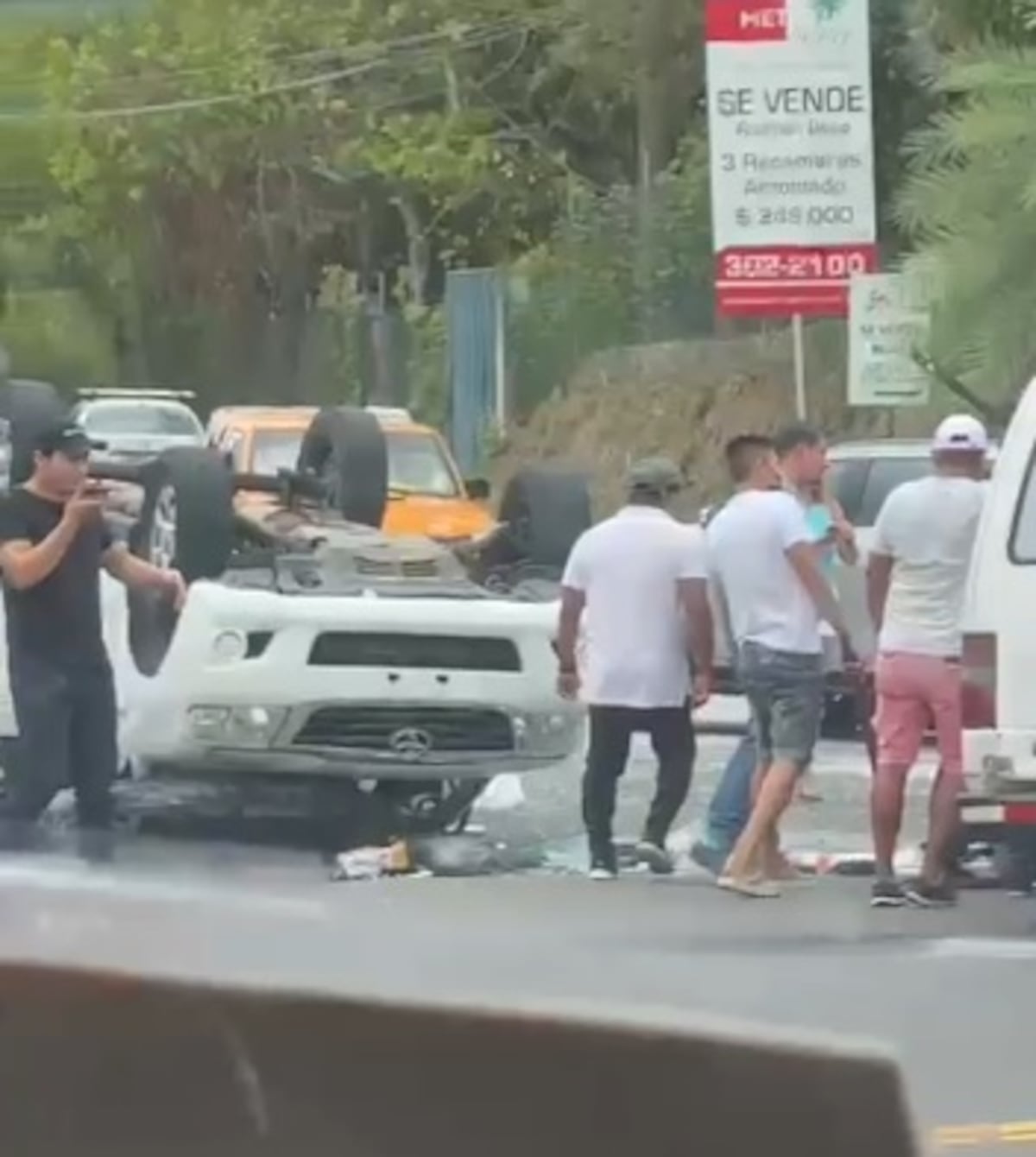 Uno queda atrapado entre hierros retorcidos. Aparatoso accidente de auto en la entrada de Bijao deja 5 heridos. Video
