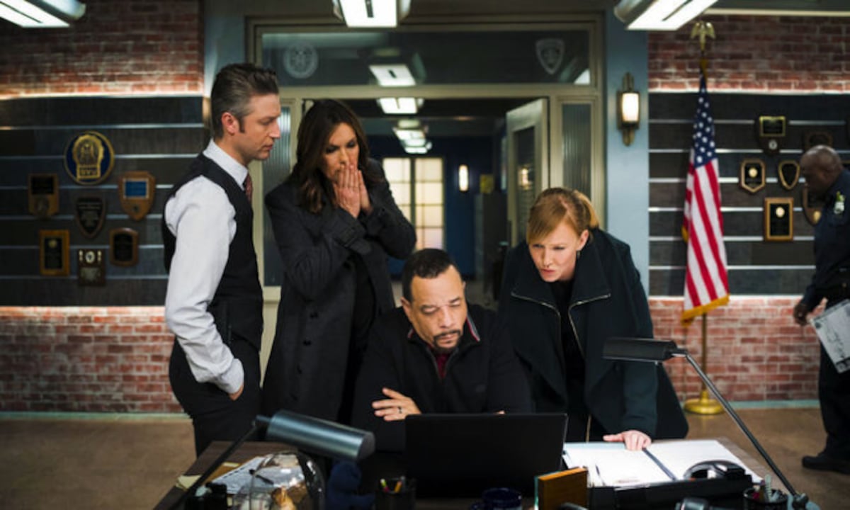 Quédate en tu casa. Recomendaciones de series y películas para acomodarse en el sofá