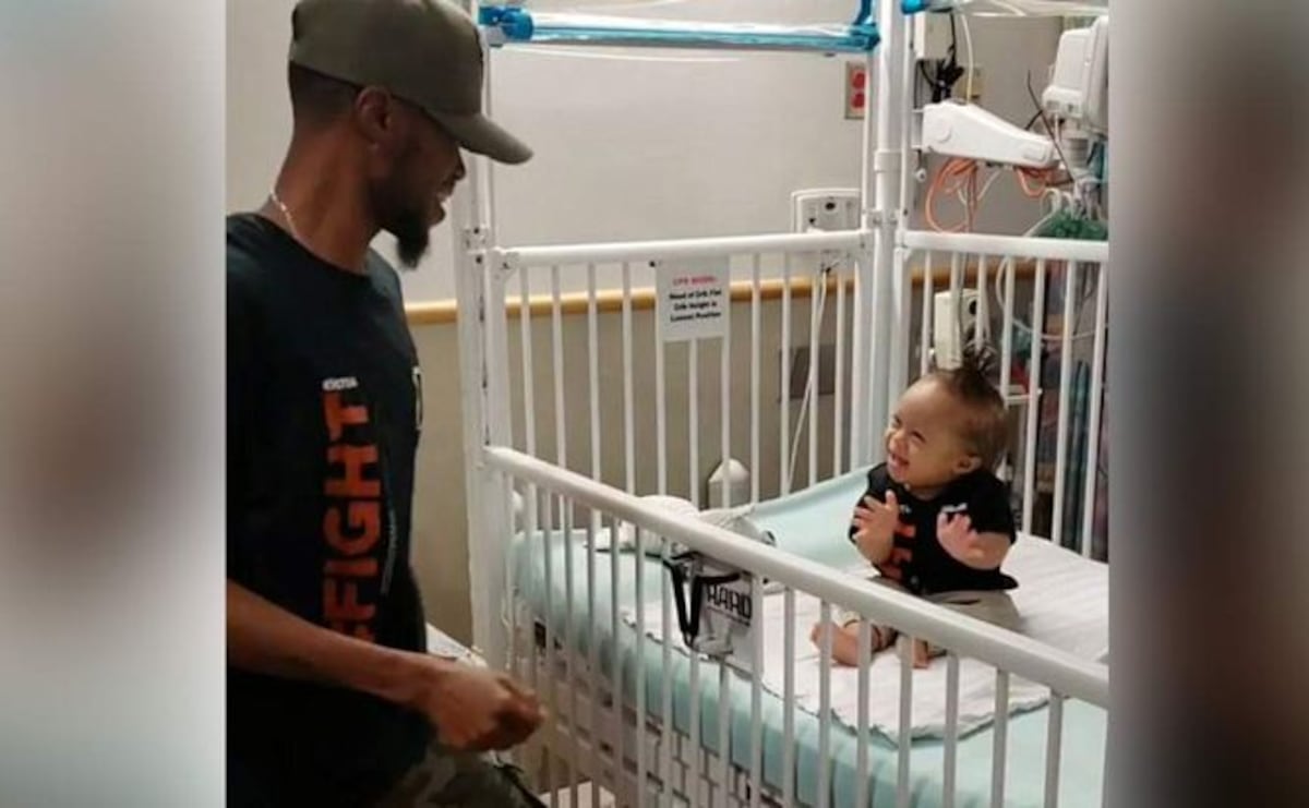 VIDEO | Un papá emociona las redes con baile viral para su bebé con cáncer
