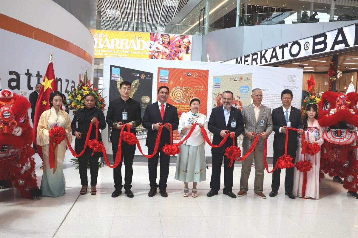 Arte chino-latino en el Aeropuerto de Tocumen: Exposición ‘Simbiosis del Zodiaco Chino’ embellece la bienvenida a viajeros