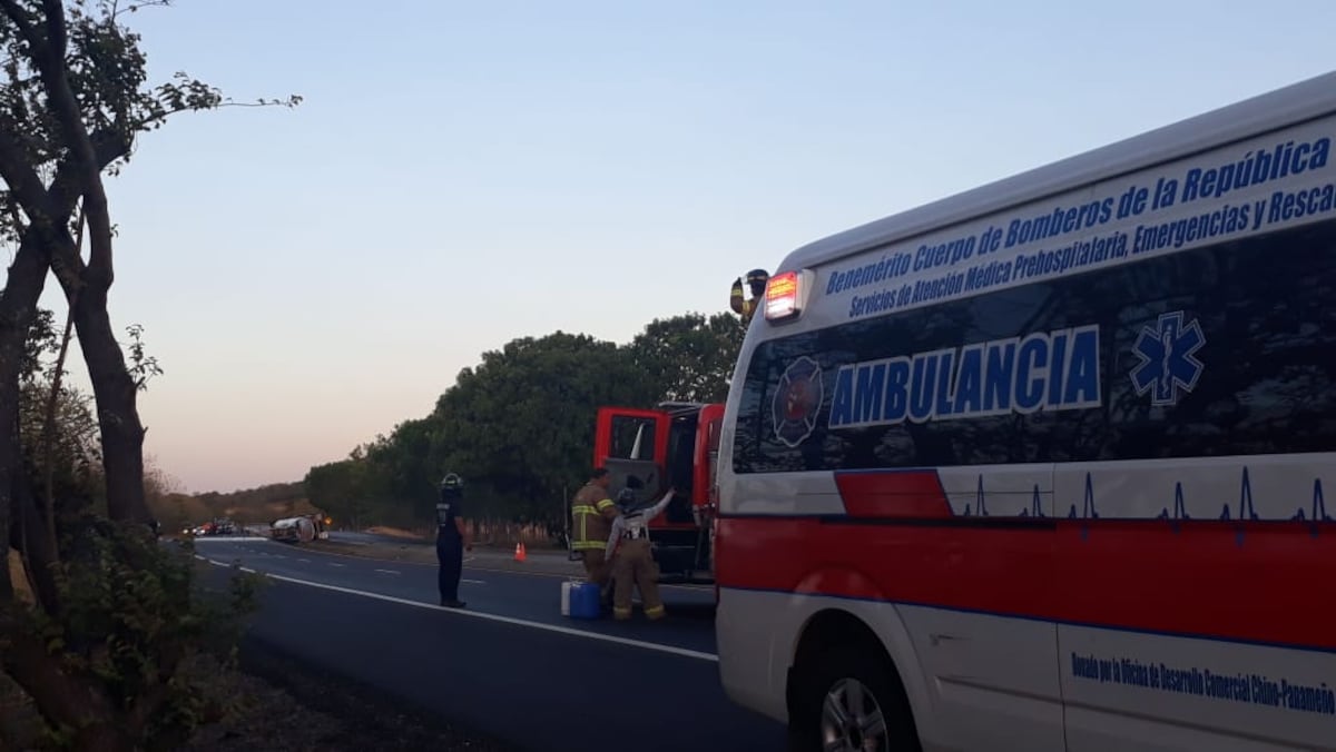 Cuidado. En Coclé, cisterna se vuelca y deja la vía cubierta de combustible