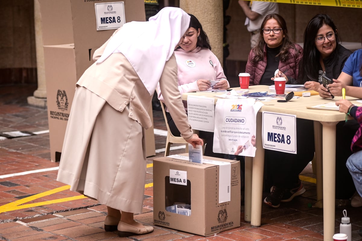 Elecciones en Colombia avanzan sin incidentes y con alta tensión