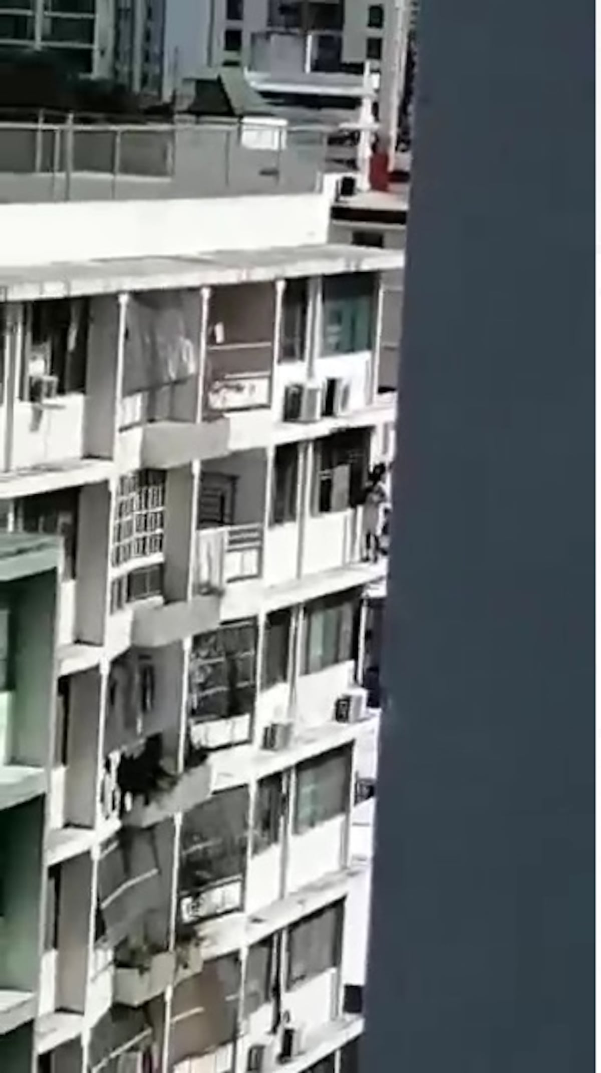 Hombre amenaza con lanzarse desde un séptimo piso en Vía Veneto. Bomberos atienden la emergencia. Video