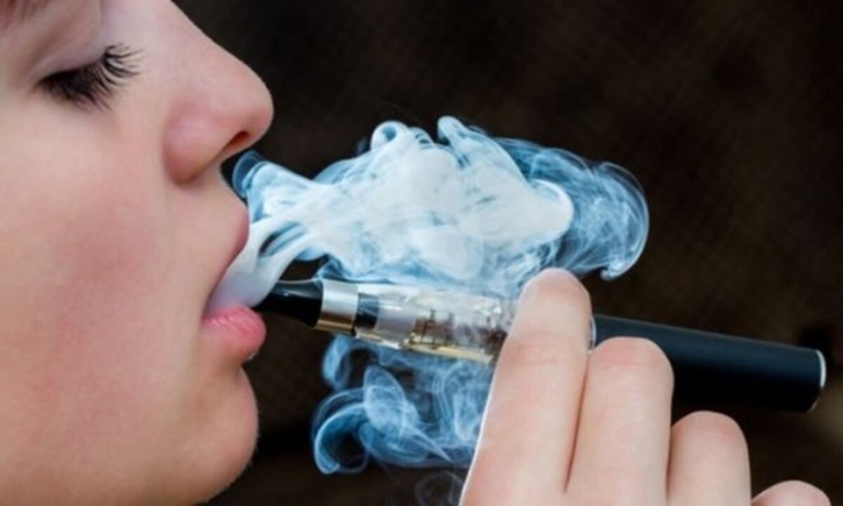 Autoridades estadounidenses estudian sacar del mercado cigarros electrónicos