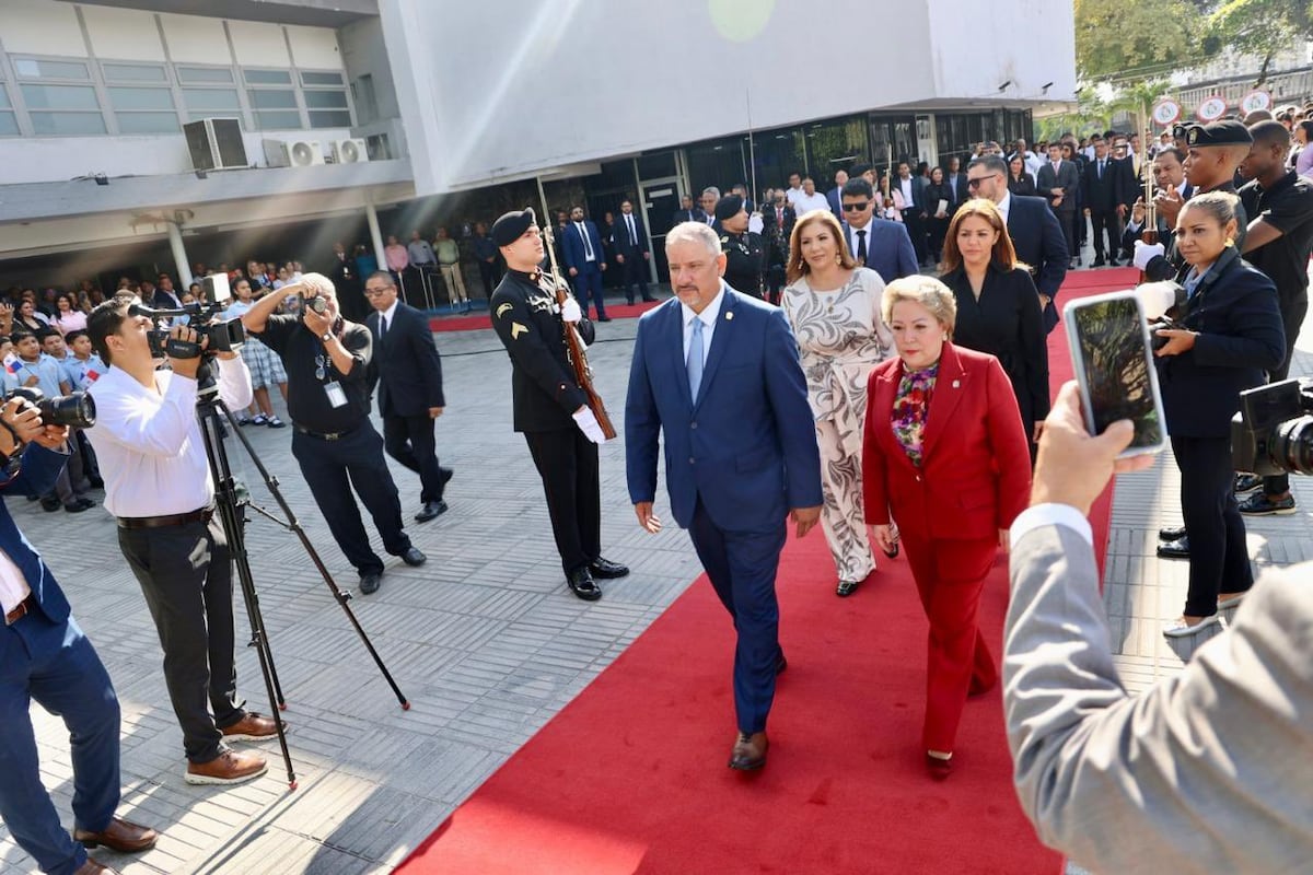 Vestido rojo pasión, gafas carmesí y labios melón: la presidenta de la Corte acaparó miradas en plena controversia por jubilación especial
