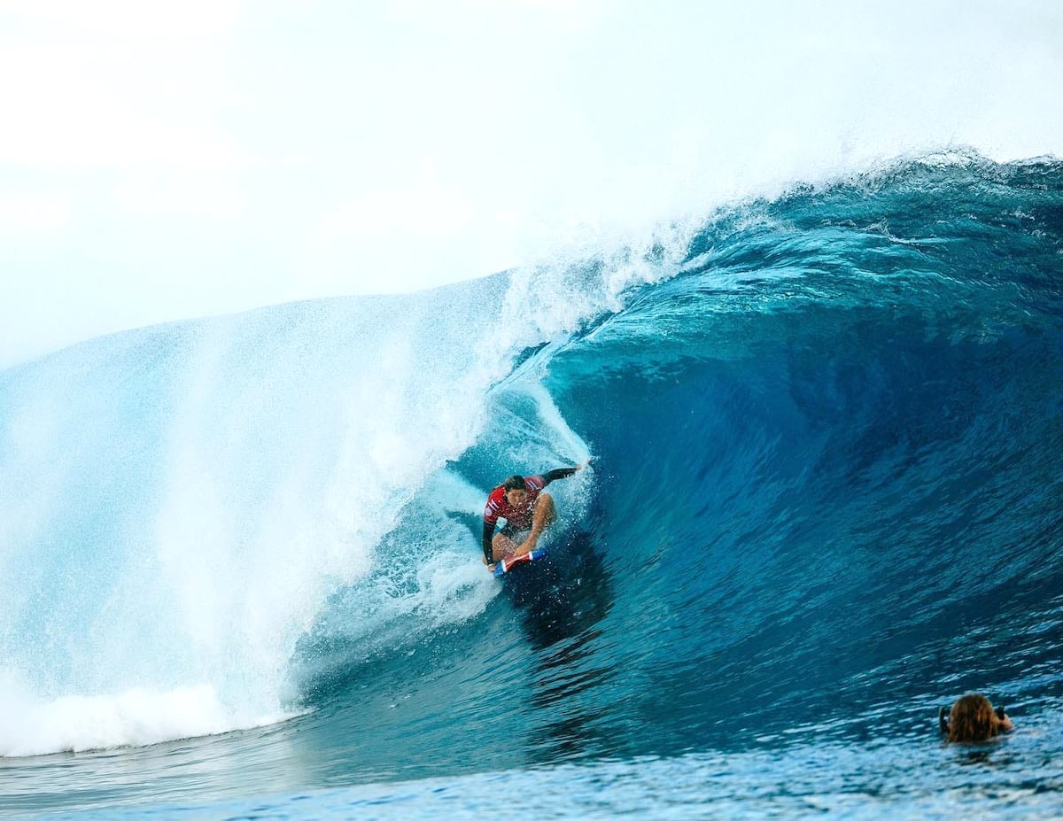 ¡Una chica aguerrida y valiente! Brisa Hennessy: Más que una surfista, una luchadora contra la adversidad