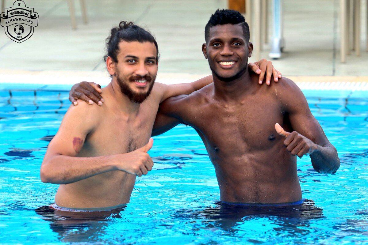 El panameño José Fajardo comparte con sus compañeros de equipo saudí