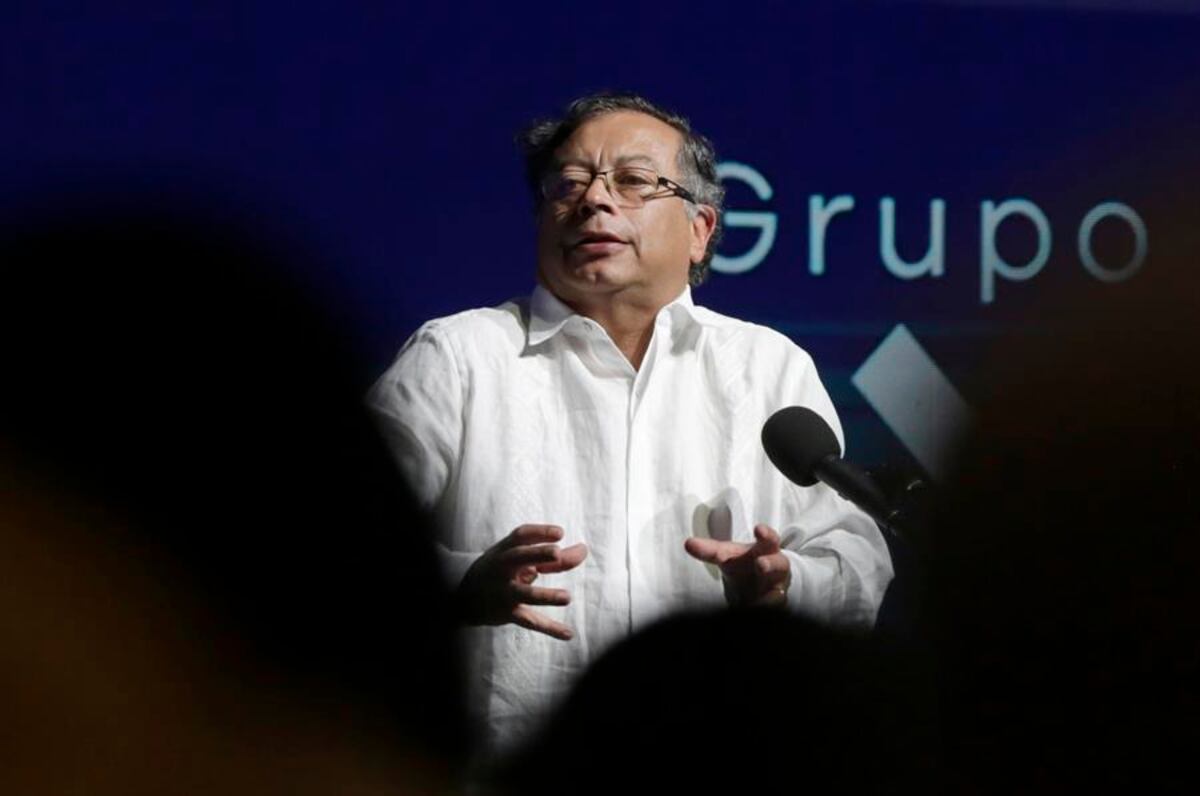 Petro suspende órdenes de captura y extradición de negociadores del ELN