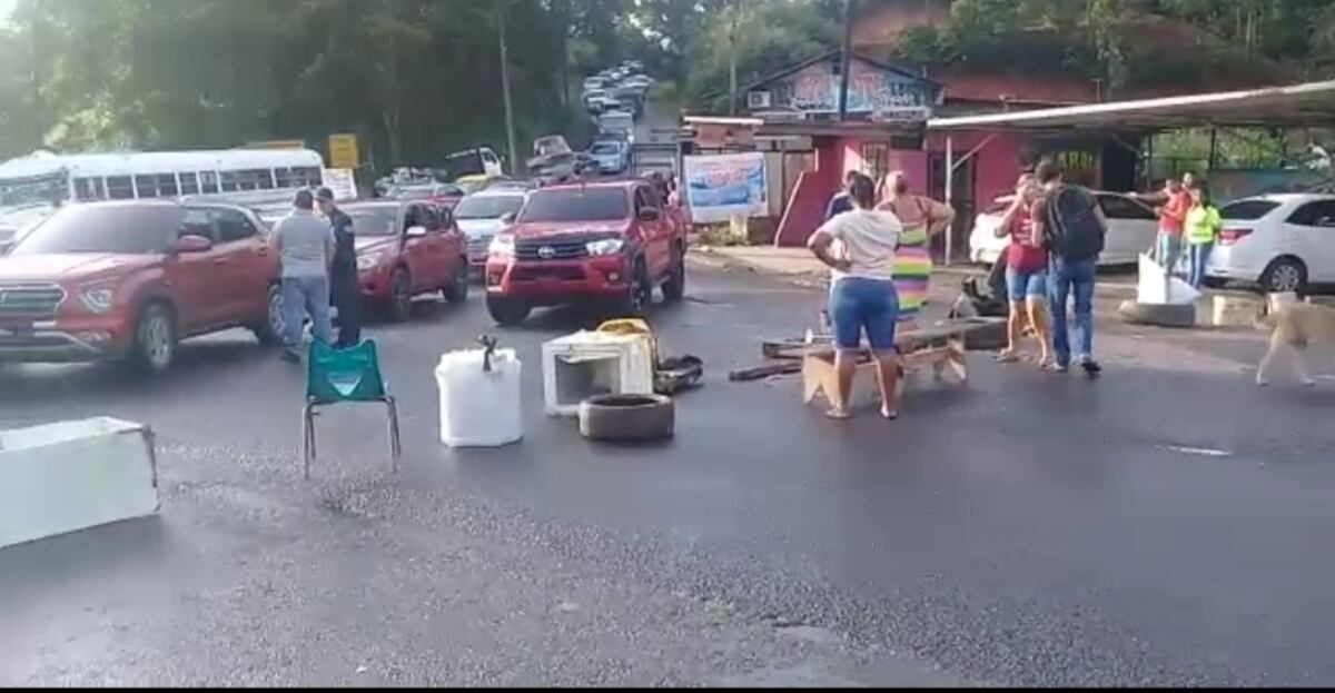Cierran la vía Transístmica en Colón. Tienen dos meses de estar sin agua