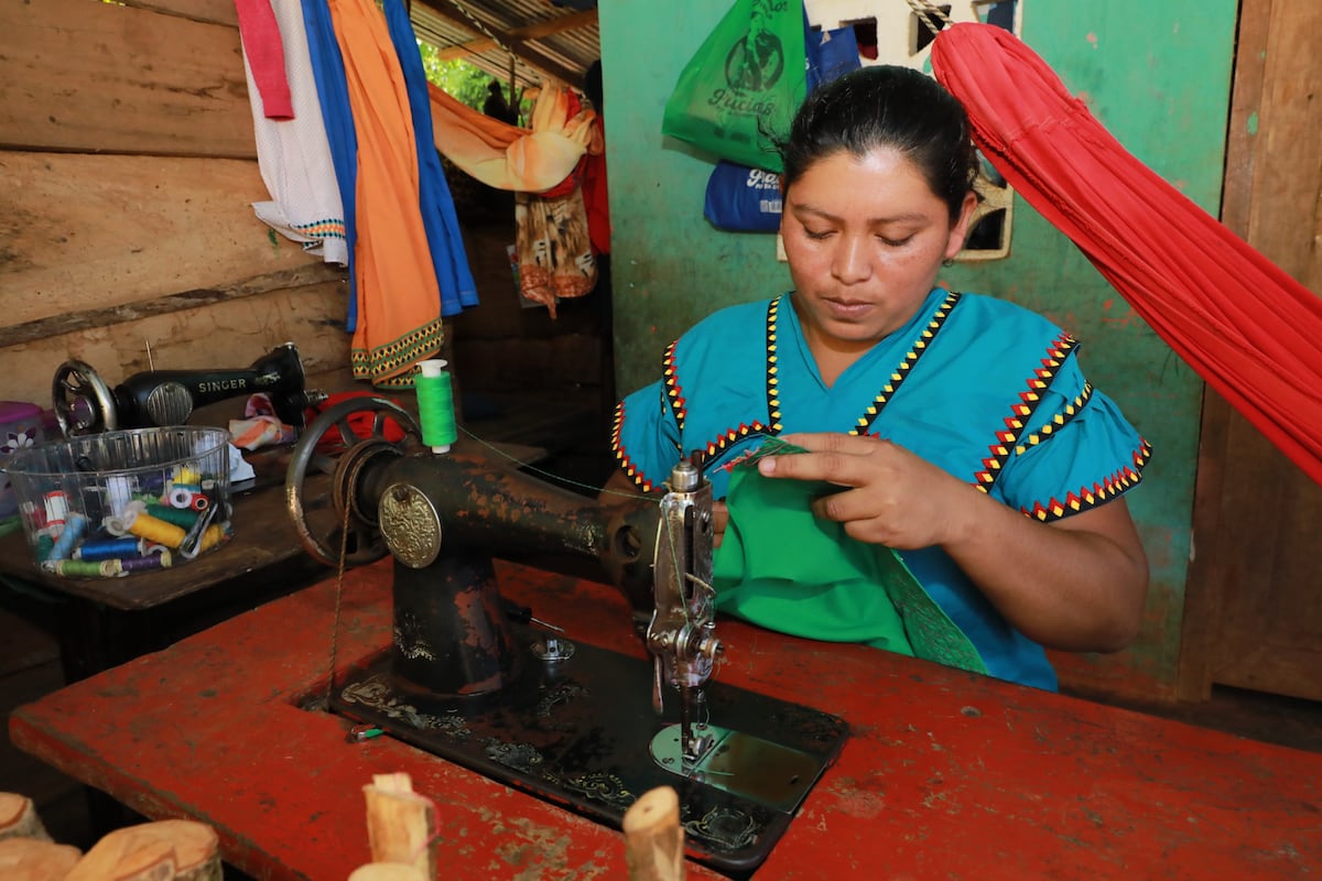 Dos madres Ngäbe vencen la pobreza y se gradúan como profesoras con honores