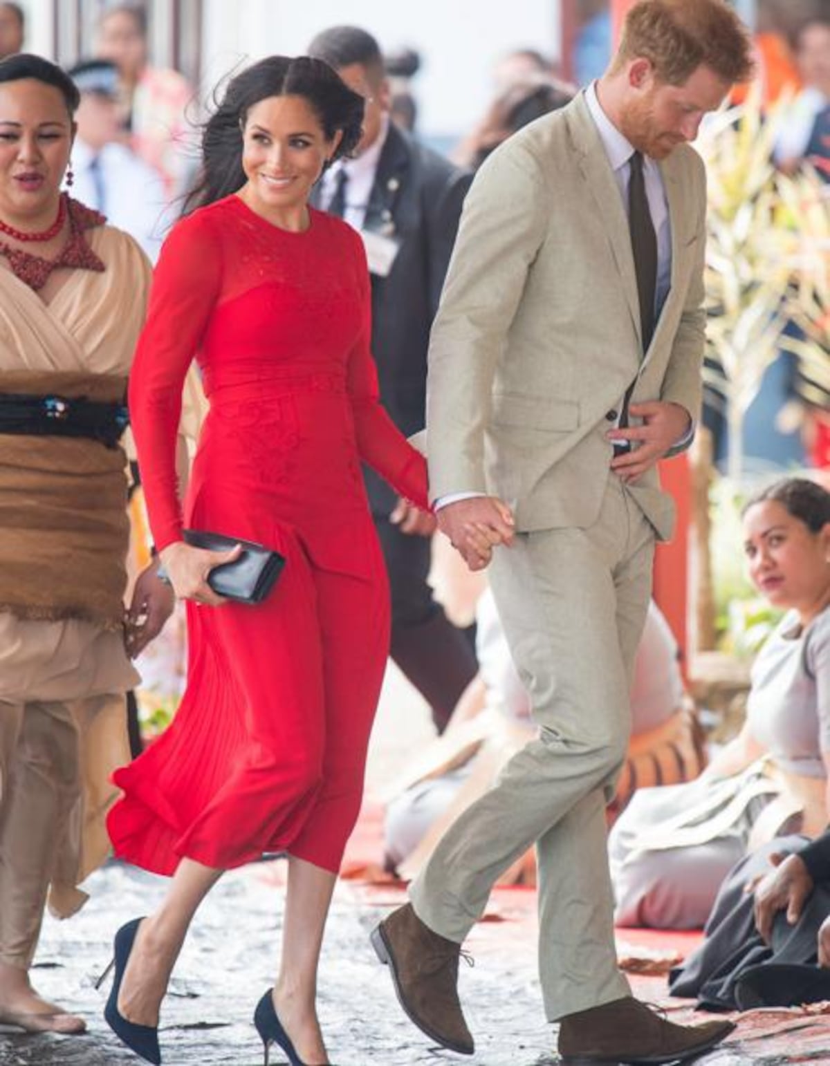 ¡Ups! Duquesa de Sussex, Meghan Markle, olvida quitar la etiqueta a su vestido 