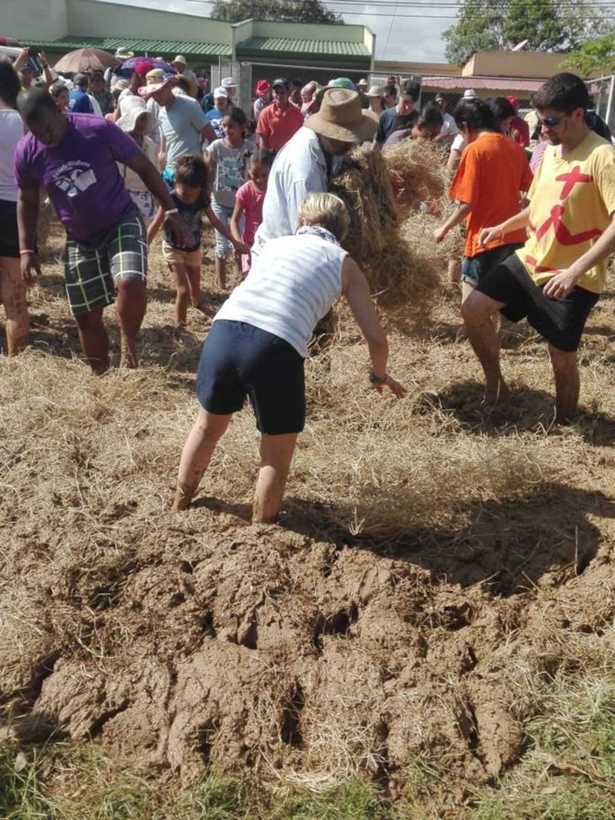 Peregrinos se divierten en junta de embarra.Chequee cómo quedó. Video