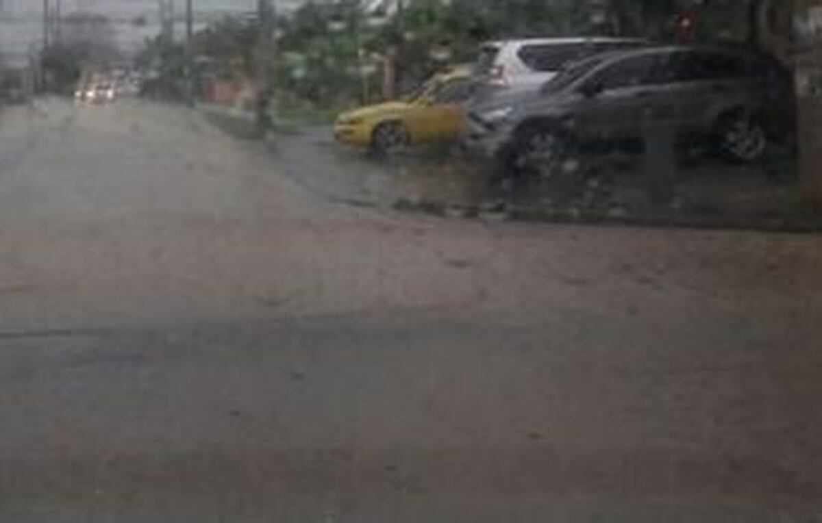 Corriente arrastra a menor de 11 años. Queda atrapado en alcantarilla