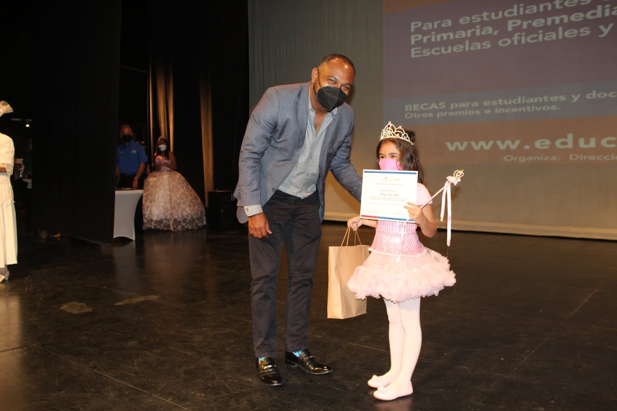 Estudiantes ganan becas tras participar del Concurso Nacional de Cuentacuentos