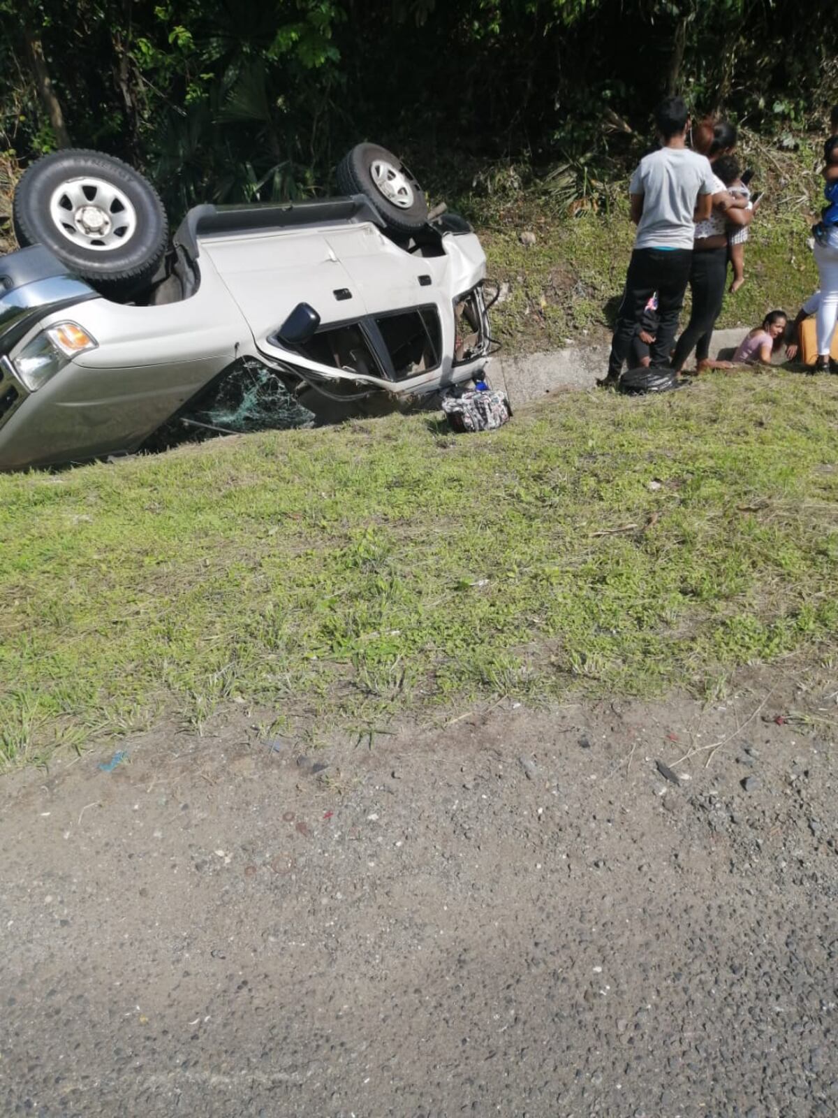 Explota una llanta. Accidente en vía  Centenario deja unos 13 heridos, un articulado y camioneta impactan