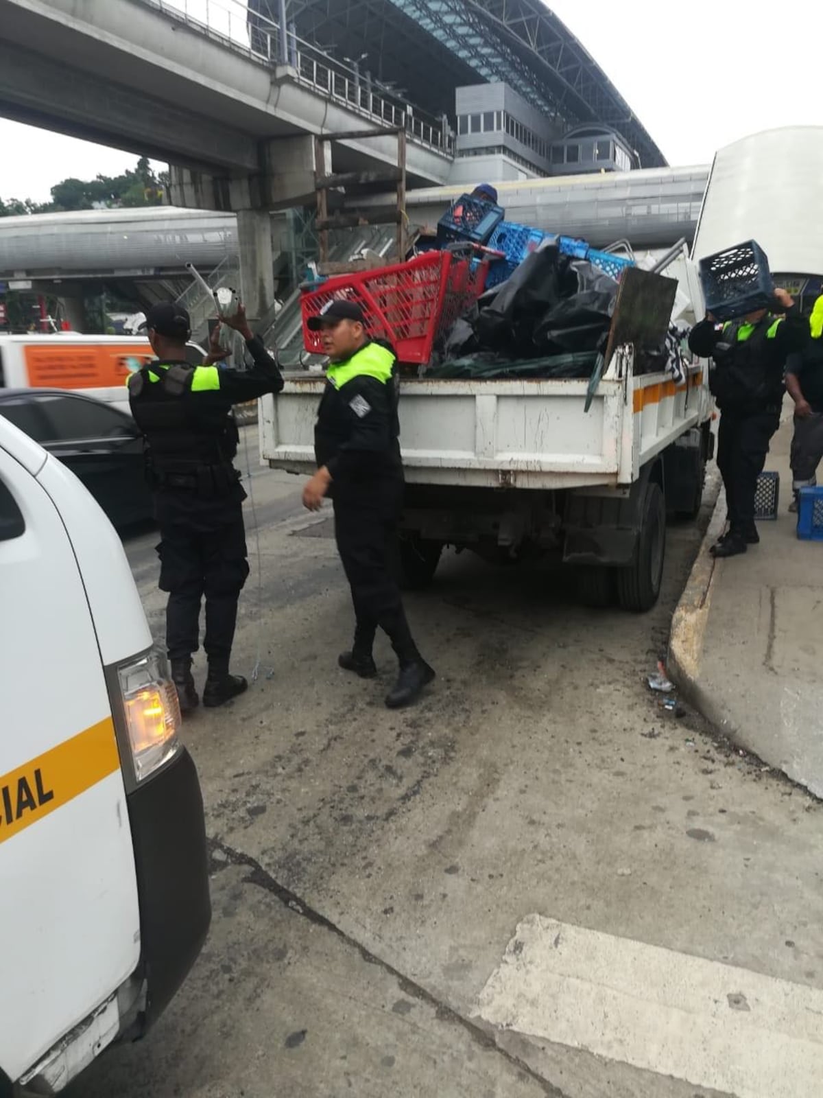 Autoridades sorprenden a venezolanos vendiendo buhonería en San Isidro