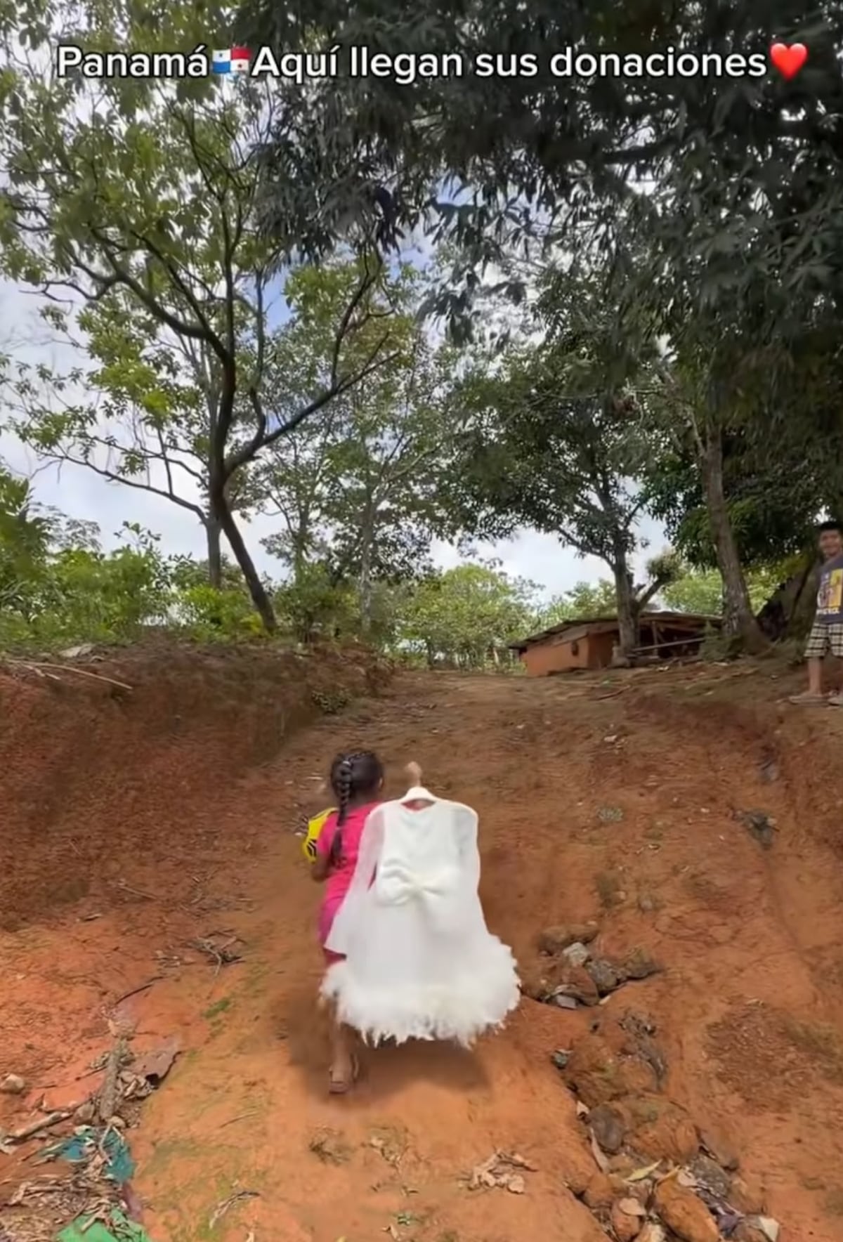 ‘Massiel, la princesa hermosa’ Niña recibe un vestido durante entrega de donaciones en Cañazas y su reacción derrite de ternura las redes sociales + Video