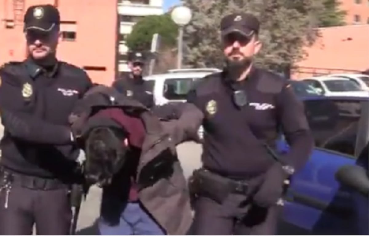 Joven de 26 años en Madrid confiesa haber asesinado a su madre y comérsela