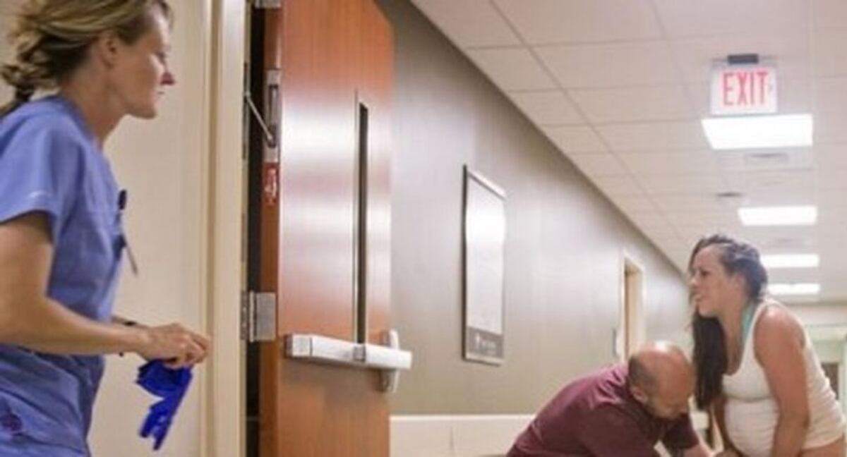 El dramático parto en el pasillo de un hospital