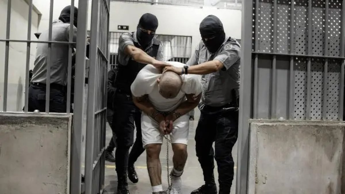 Lo deportan por ‘error’ al CECOT