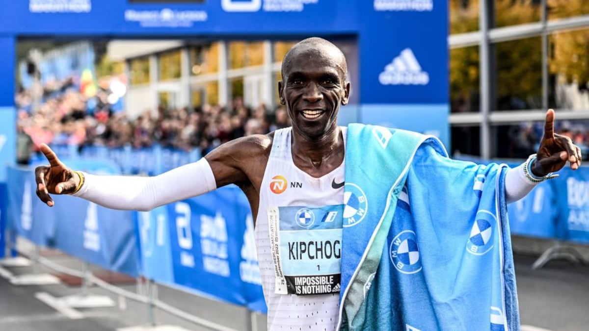 Kipchoge revienta el crono y rompe su propio récord del mundo de maratón (2h:01:09)