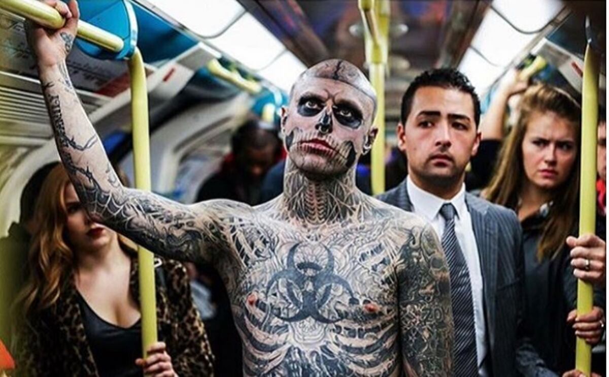 Modelo que se había tatuado todo su cuerpo y hasta su rostro se suicida 