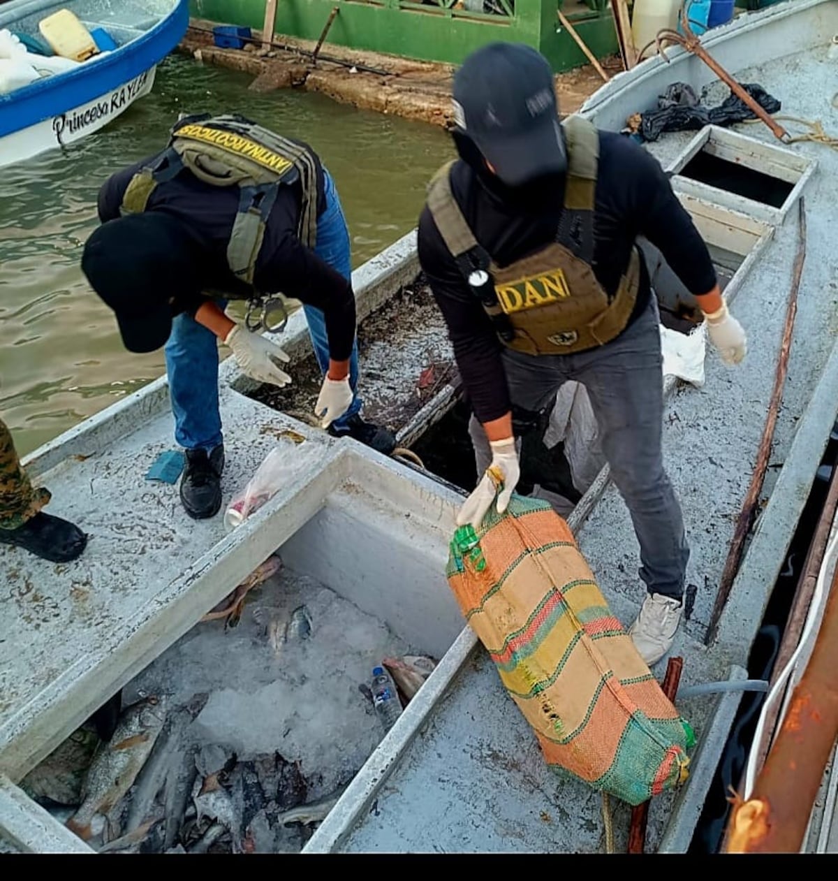 Dos panameños y un colombiano detenidos con cargamento sospechoso en costas del Darién +VIDEO