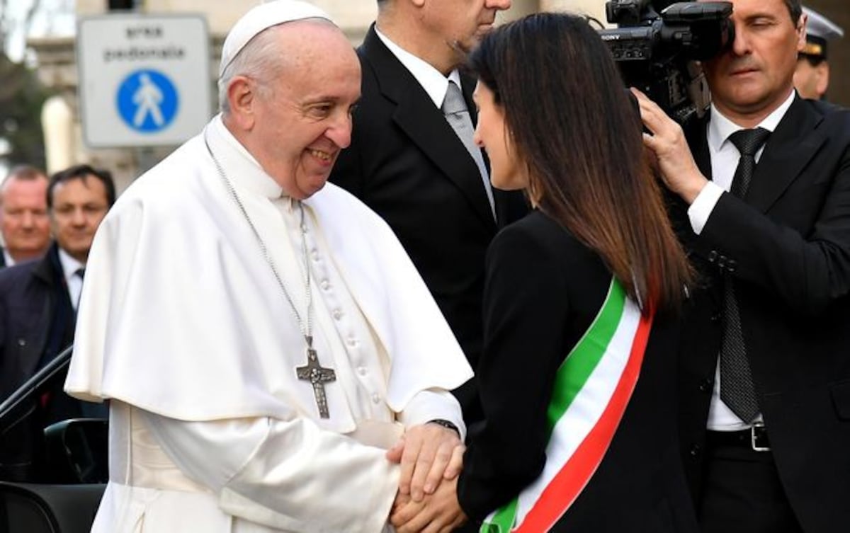 Critican al Papa por el retiro de su mano a feligreses que se la querían besar