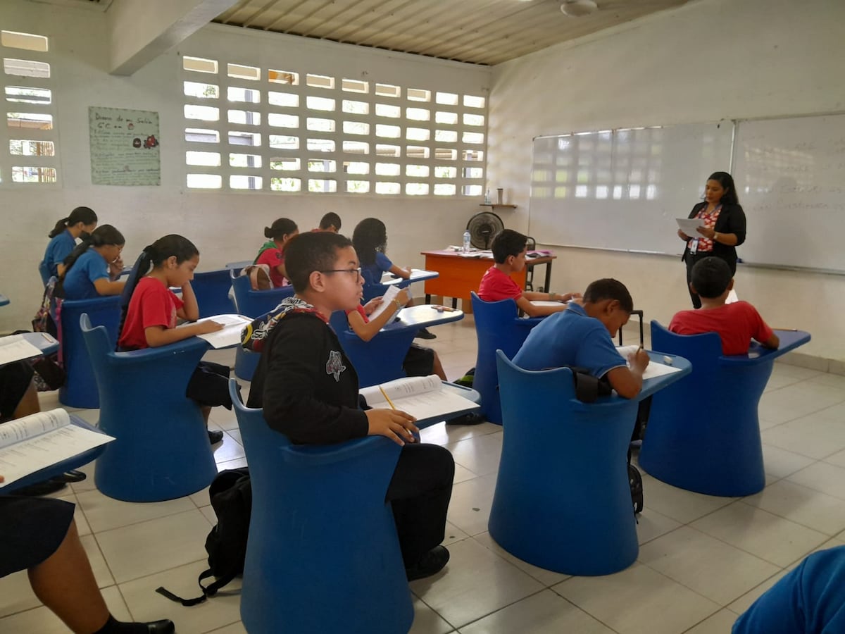 Aprueban en primer debate ley que regula el uso de celulares en los colegios de Panamá