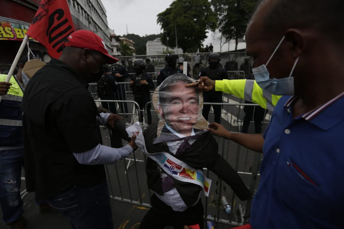 Protestas revolucionan a Panamá. Se tiran estudiantes de la Universidad de Panamá y Sociedad civil gritan consignas frente a la Asamblea 