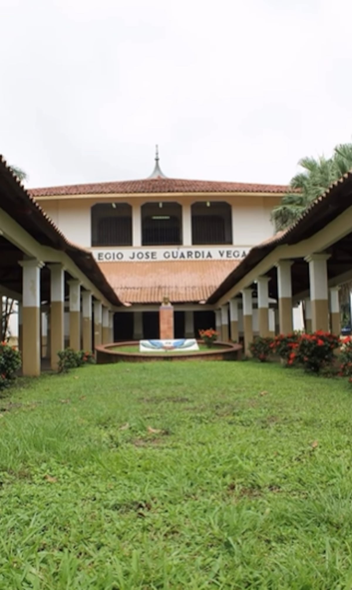 ‘No salgan del salon, ni al recreo’: Detienen a dos sujetos armados que iban disfrazados con uniforme y supuestamente planeaban ataque contra el Colegio José Guardia Vega